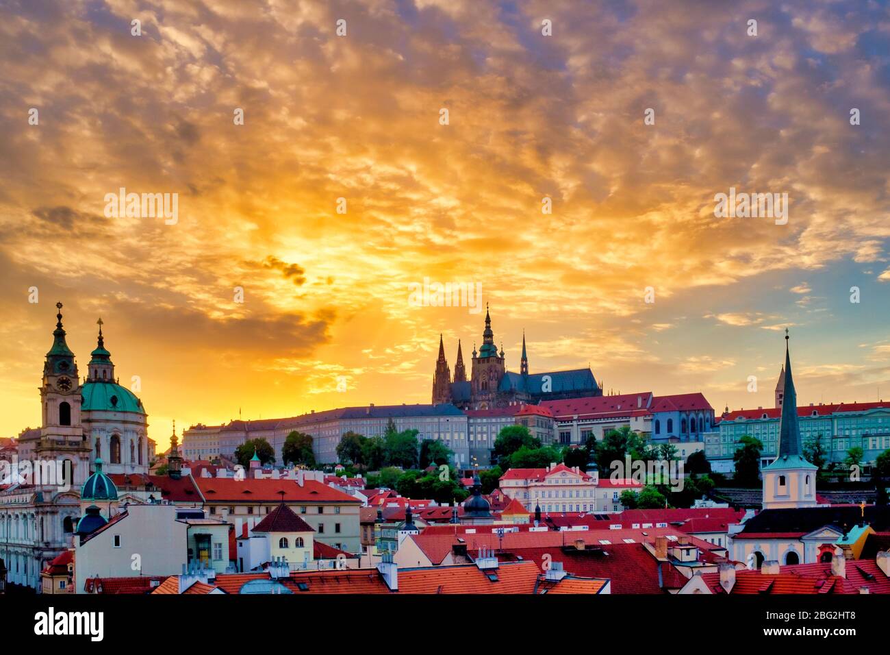 Ansicht der Mala Strana Viertel bei Sonnenuntergang, Prag, Tschechische Republik Stockfoto