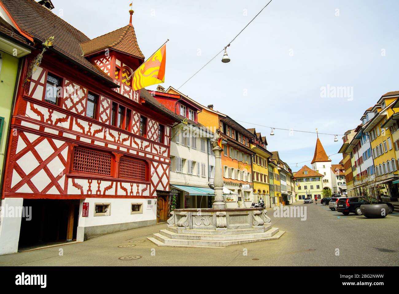 Straßenansicht des Rathauses und des Stadtbrunnens in Sempach, Kanton Luzern, Schweiz. Stockfoto