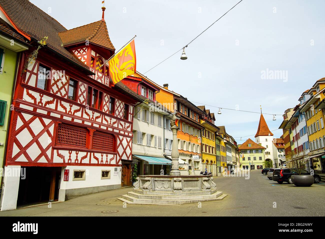 Straßenansicht des Rathauses und des Stadtbrunnens in Sempach, Kanton Luzern, Schweiz. Stockfoto