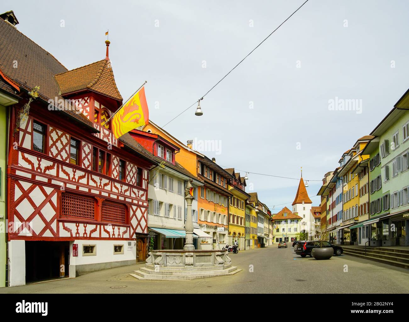 Straßenansicht des Rathauses und des Stadtbrunnens in Sempach, Kanton Luzern, Schweiz. Stockfoto