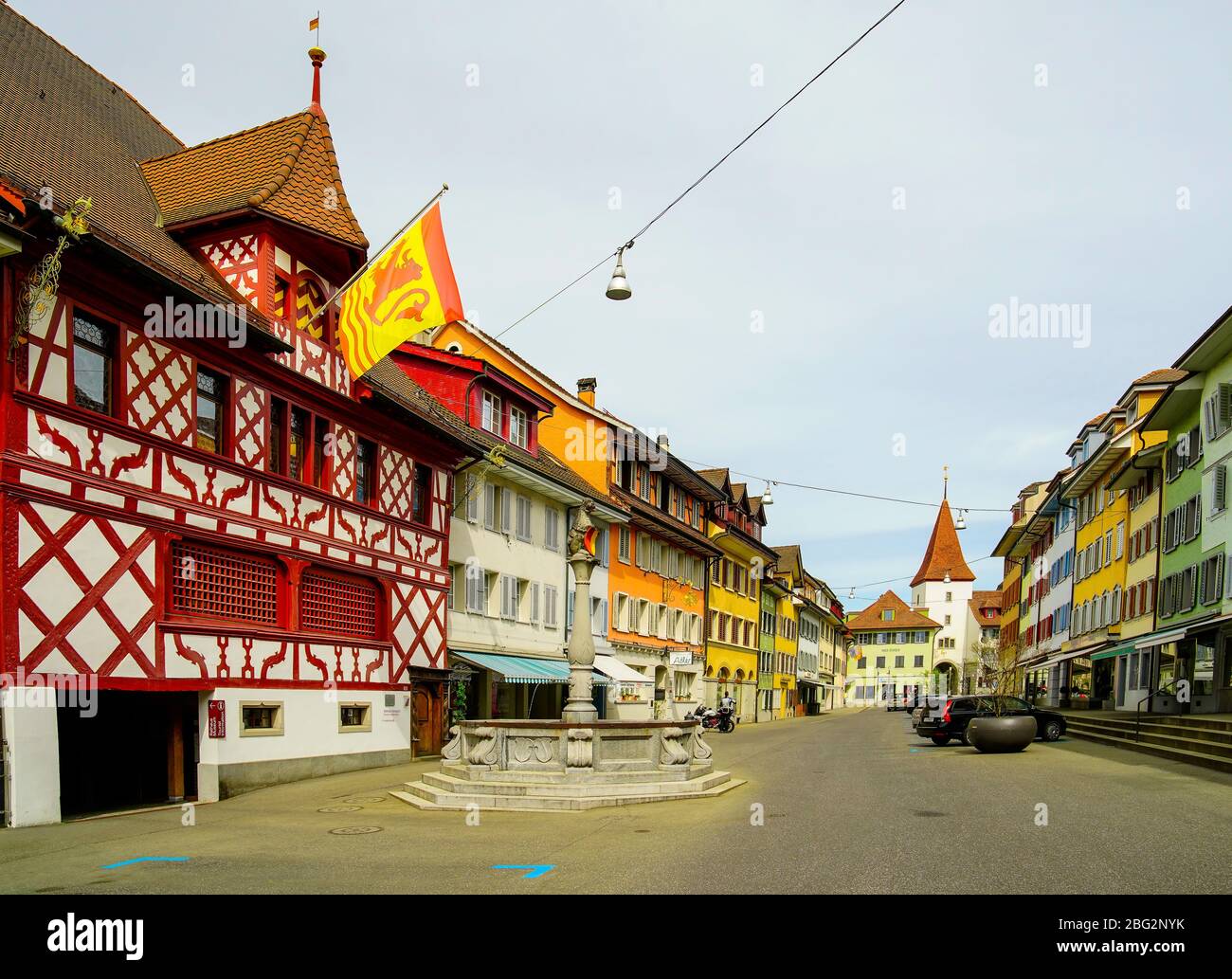 Straßenansicht des Rathauses und des Stadtbrunnens in Sempach, Kanton Luzern, Schweiz. Stockfoto
