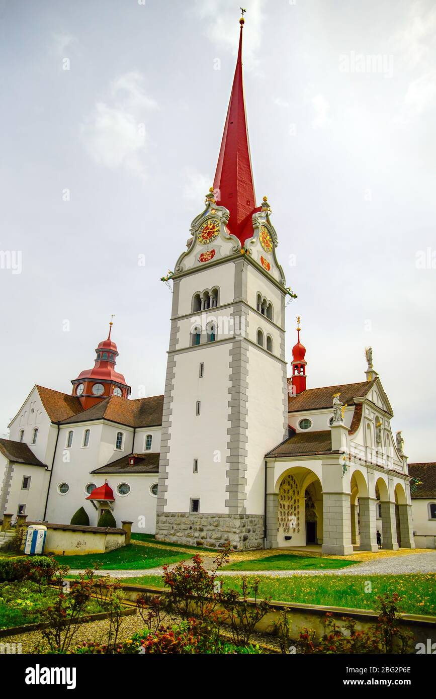 Außenansicht der Stiftskirche St. Michael, im mittelalterlichen Kloster Beromünster, Kanton Luzern, Schweiz. Stockfoto