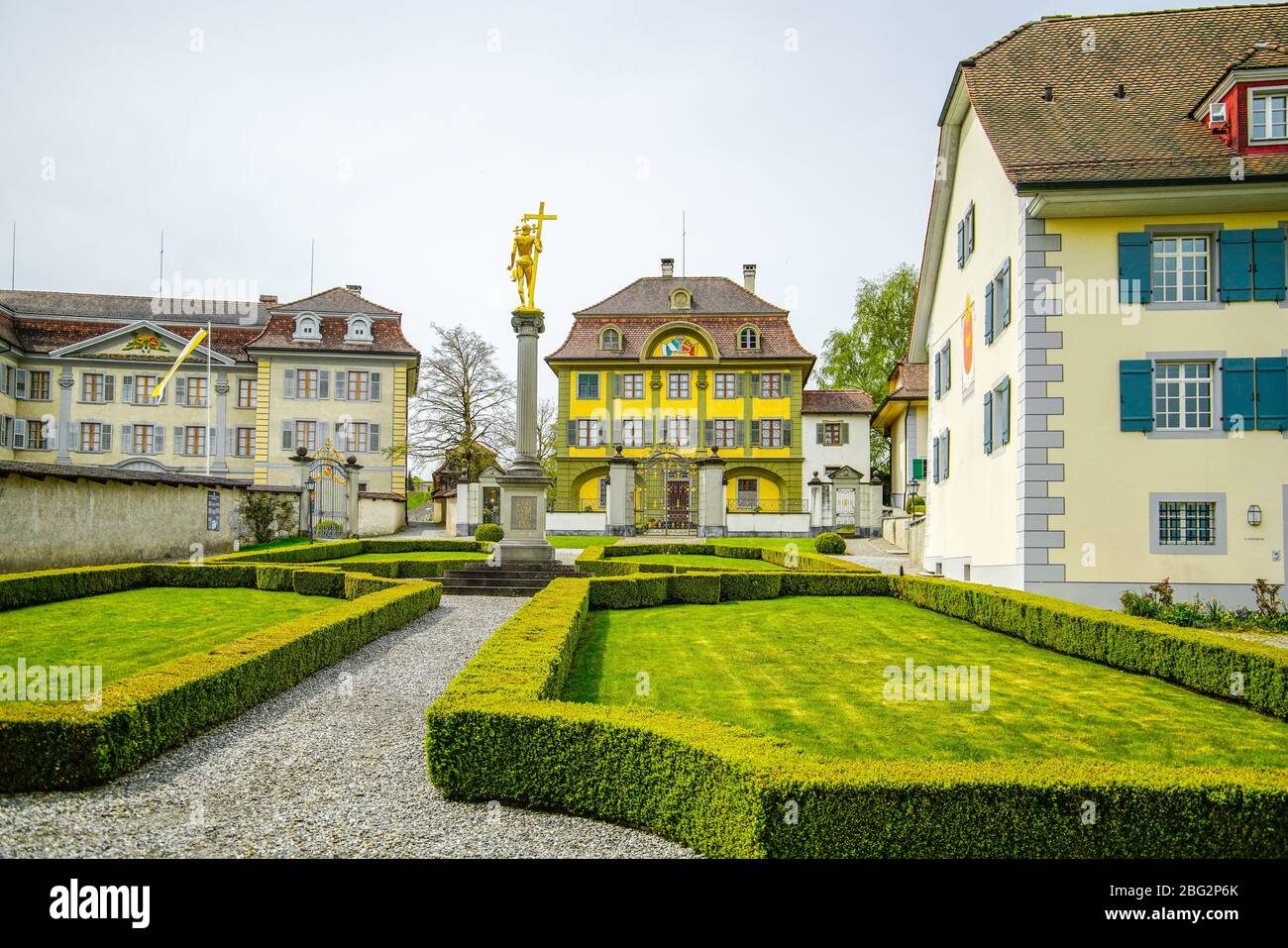 Blick auf den Kurator im Hintergrund und die Kollegialhäuser von St. Johann und St. Magdalena Pfund, Beromünster, Schweiz. Stockfoto