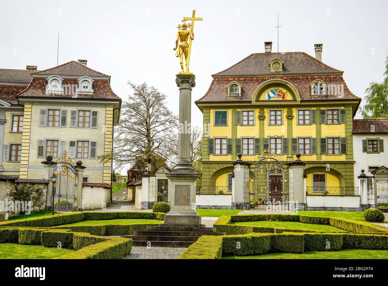 Blick auf den Kurator im Hintergrund und die Kollegialhäuser von St. Johann und St. Magdalena Pfund, Beromünster, Schweiz. Stockfoto