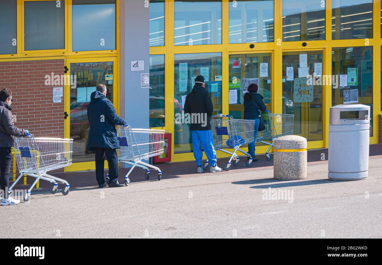 Modugno, Italien - 4. April 2020: Soziale Distanzierung auf dem Lebensmittelmarkt im Stadtzentrum als Folge von Anti-Corona-Maßnahmen Stockfoto