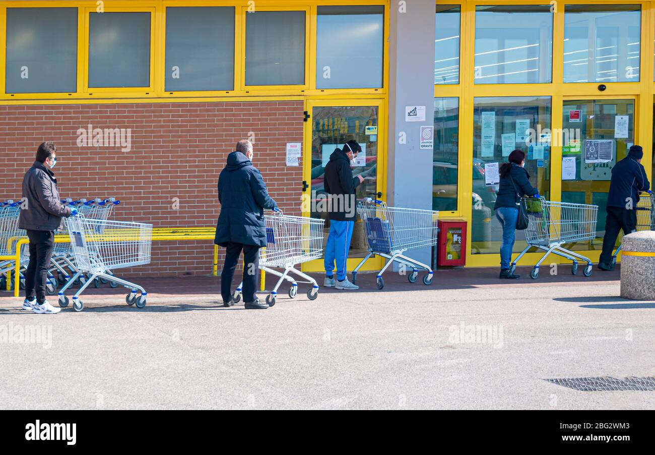 Modugno, Italien - 4. April 2020: Soziale Distanzierung auf dem Lebensmittelmarkt im Stadtzentrum als Folge von Anti-Corona-Maßnahmen Stockfoto