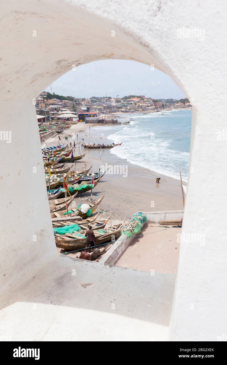 Blick aus einem Fenster in das historische Cape Coast Slave Castle an der Küste Ghanas. Stockfoto