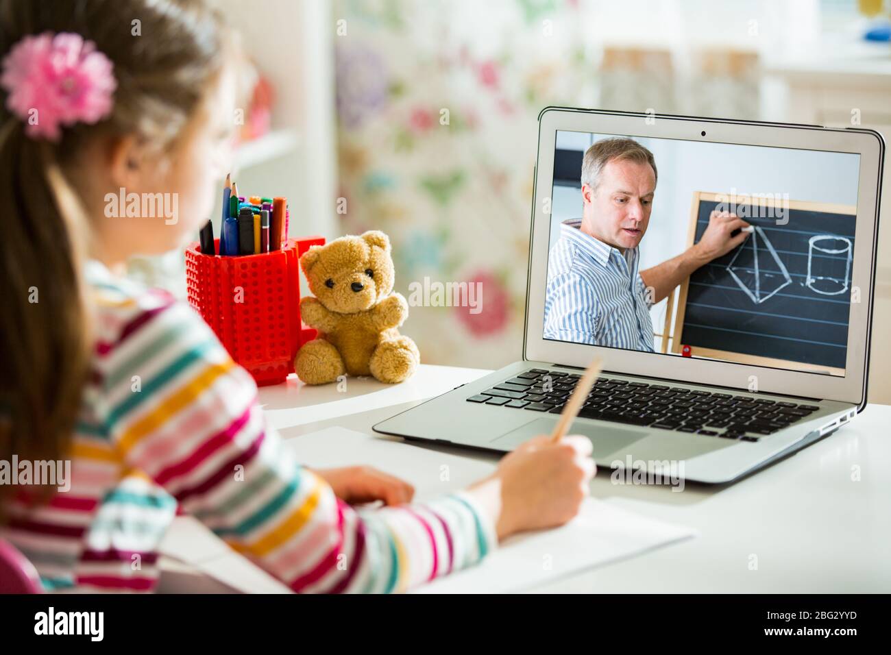 Lehrer im mittleren Alter, der Videokonferenz mit dem Schüler über Webcam führt. Online-Bildung und E-Learning-Konzept. Entfernung zur Heimatquarantäne Stockfoto