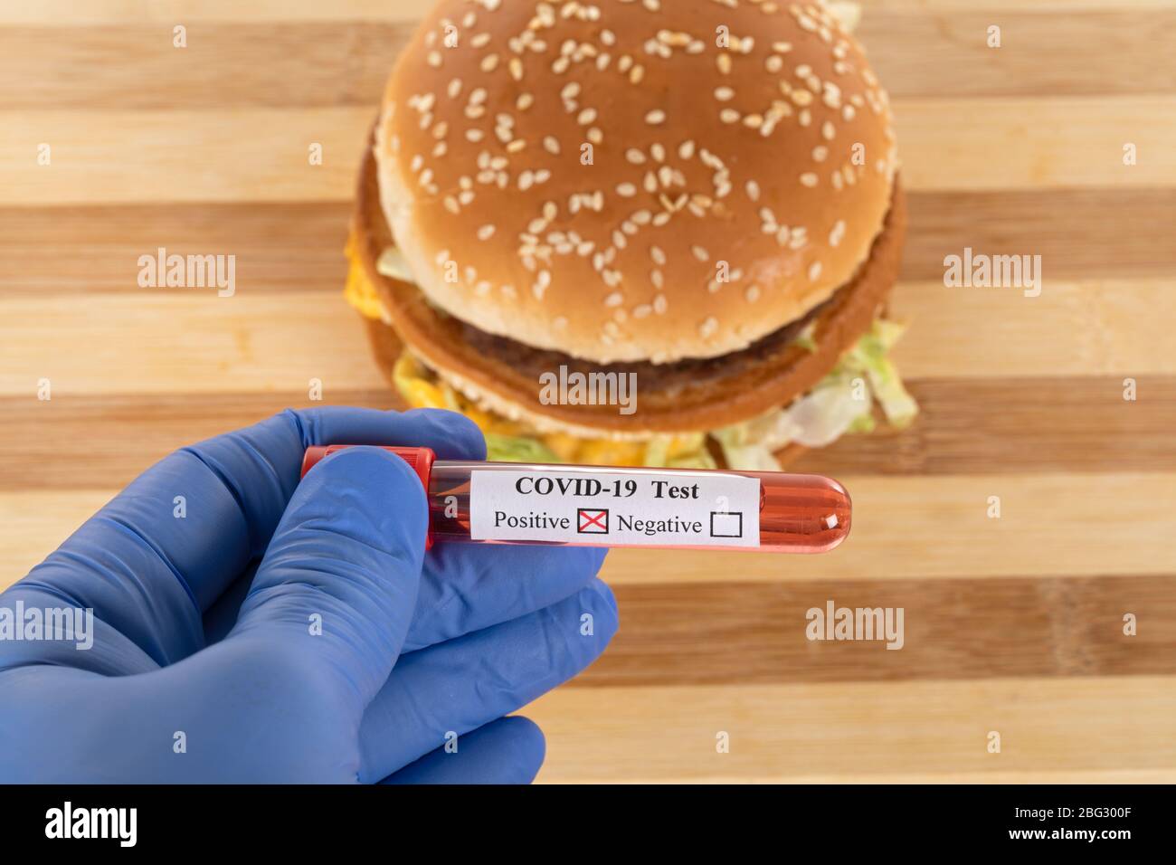 Nach Hause Lieferung Burger in der Zeit der Coronavirus Quarantäne - Covid-19 Bluttest positive, soziale Distanzierung Stockfoto