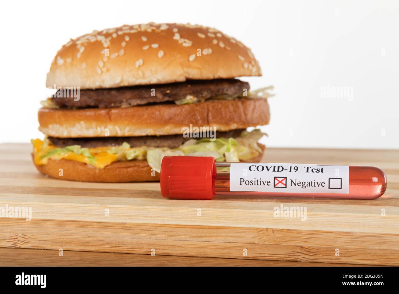 Nach Hause Lieferung Burger in der Zeit der Coronavirus Quarantäne - Covid-19 Bluttest positive, soziale Distanzierung Stockfoto