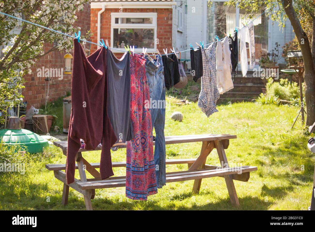 Waschtrocknung an einer Wäscheleine, im Garten an einem sonnigen Tag. Stockfoto