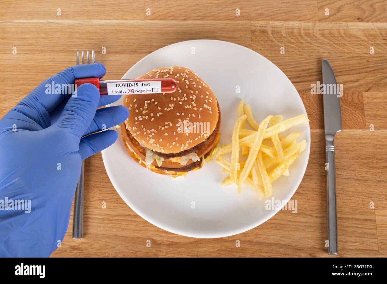 Nach Hause Lieferung Burger in der Zeit der Coronavirus Quarantäne - Covid-19 Bluttest positive, soziale Distanzierung Stockfoto