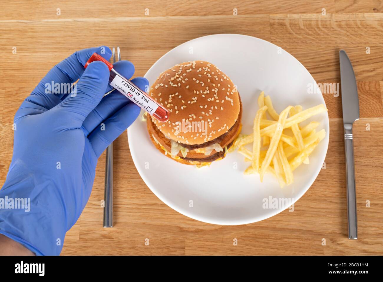 Nach Hause Lieferung Burger in der Zeit der Coronavirus Quarantäne - Covid-19 Bluttest positive, soziale Distanzierung Stockfoto