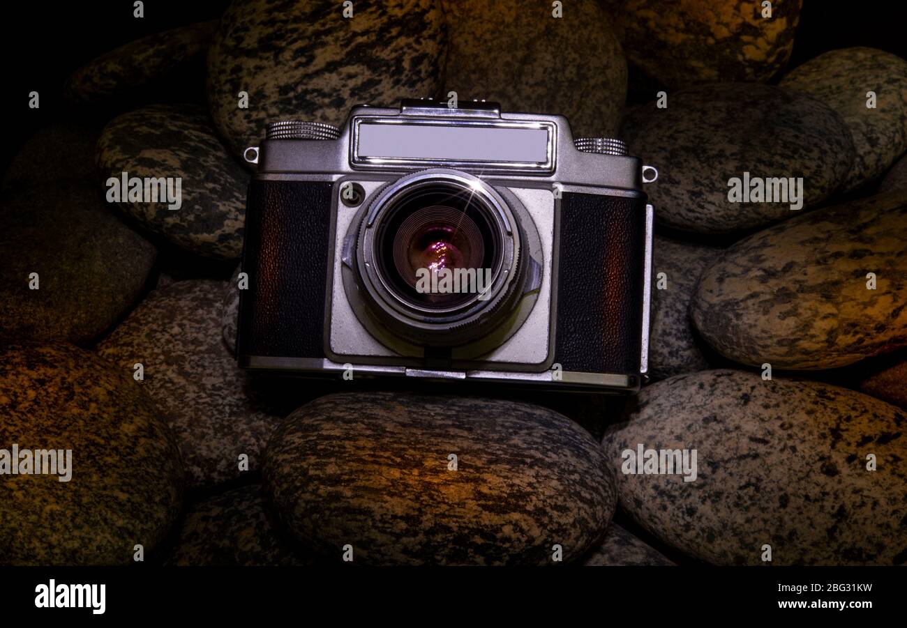Vintage Kamera zwischen Steinen platziert - nostelgic Thema Stockfoto