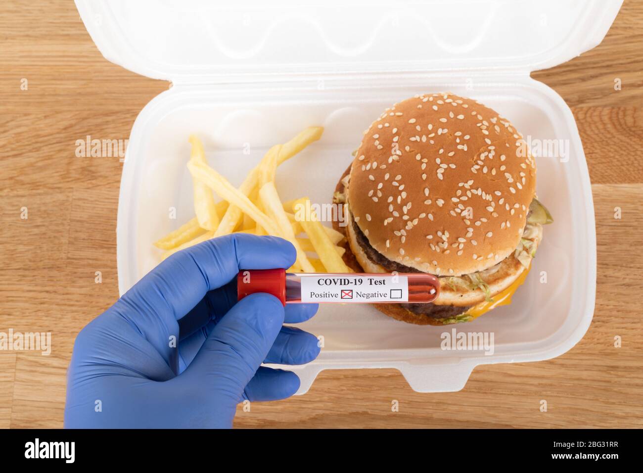 Nach Hause Lieferung Burger in der Zeit der Coronavirus Quarantäne - Covid-19 Bluttest positive, soziale Distanzierung Stockfoto