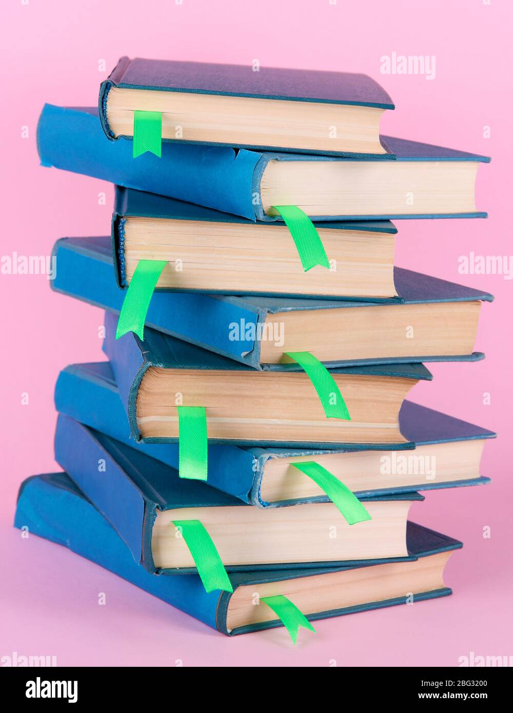 Viele Bücher mit Lesezeichen auf rosa Hintergrund Stockfoto