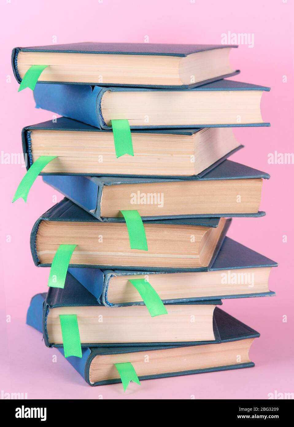Viele Bücher mit Lesezeichen auf rosa Hintergrund Stockfoto
