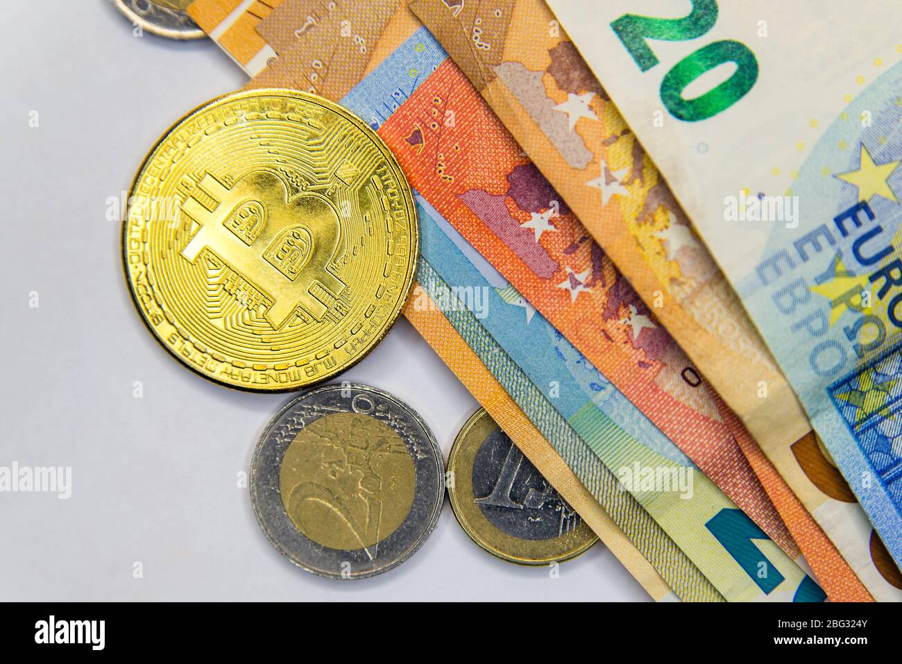 Golden Bitcoins close-up auf die Währung Euro Hintergrund. Hochauflösendes Foto. Stockfoto