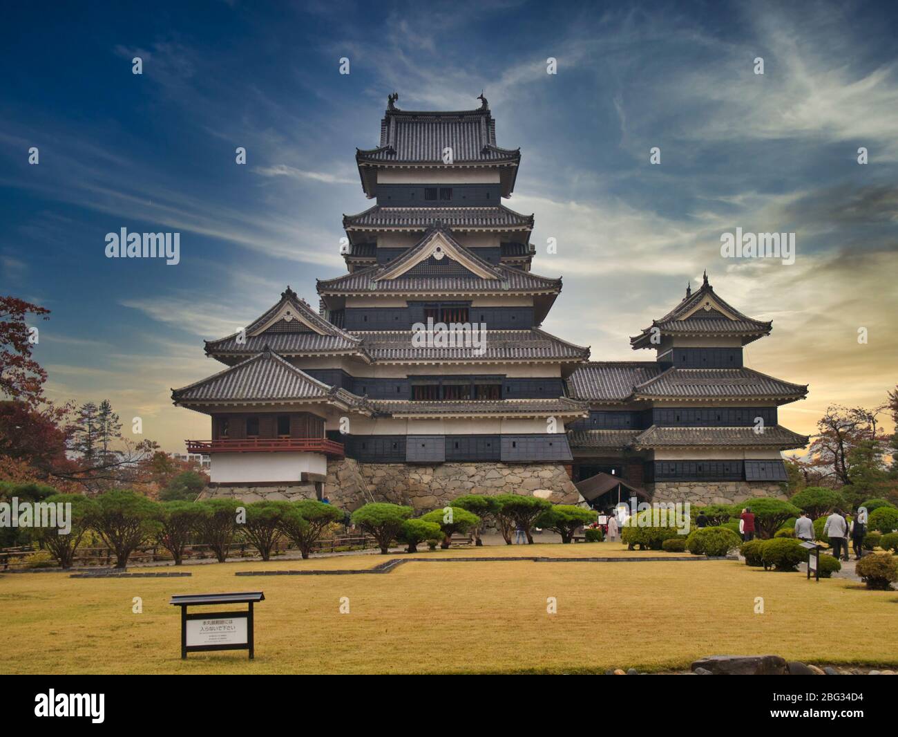 Ein Blick über die Gärten der Holz- Krähe Burg Matsumoto in der Präfektur Nagano, Japan. Einer von Japans Premier historischen Burgen. Stockfoto