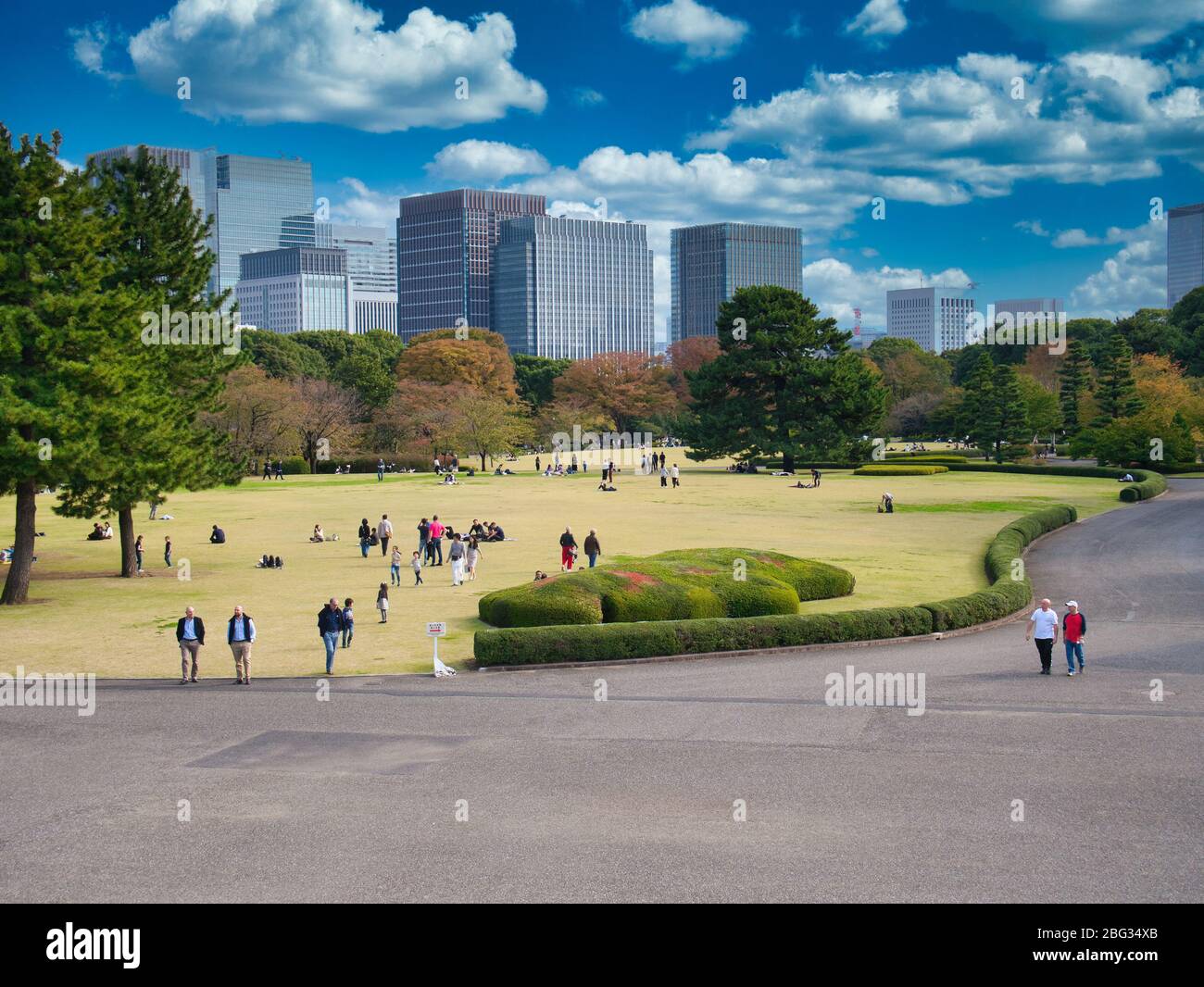 Mit Blick auf die Wolkenkratzer der Stadt und die Imperial Palace East Gardens in Tokio Stockfoto