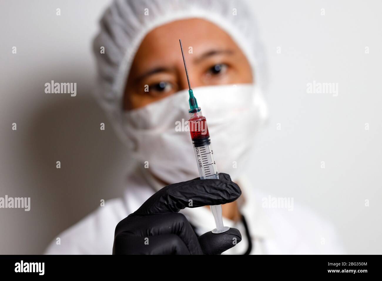 Nürnberg, Deutschland. April 2020. Ein Virologe posiert mit einer Spritze gegen das Corona-Virus (Symbolfoto mit Modell).Verwendung weltweit Quelle: dpa/Alamy Live News Stockfoto