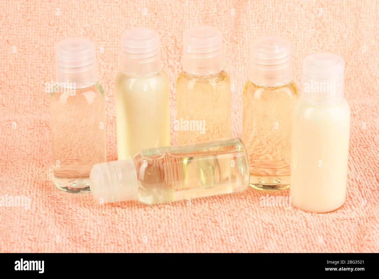 Hotel-Ausstattung-Set auf Handtuch Stockfoto