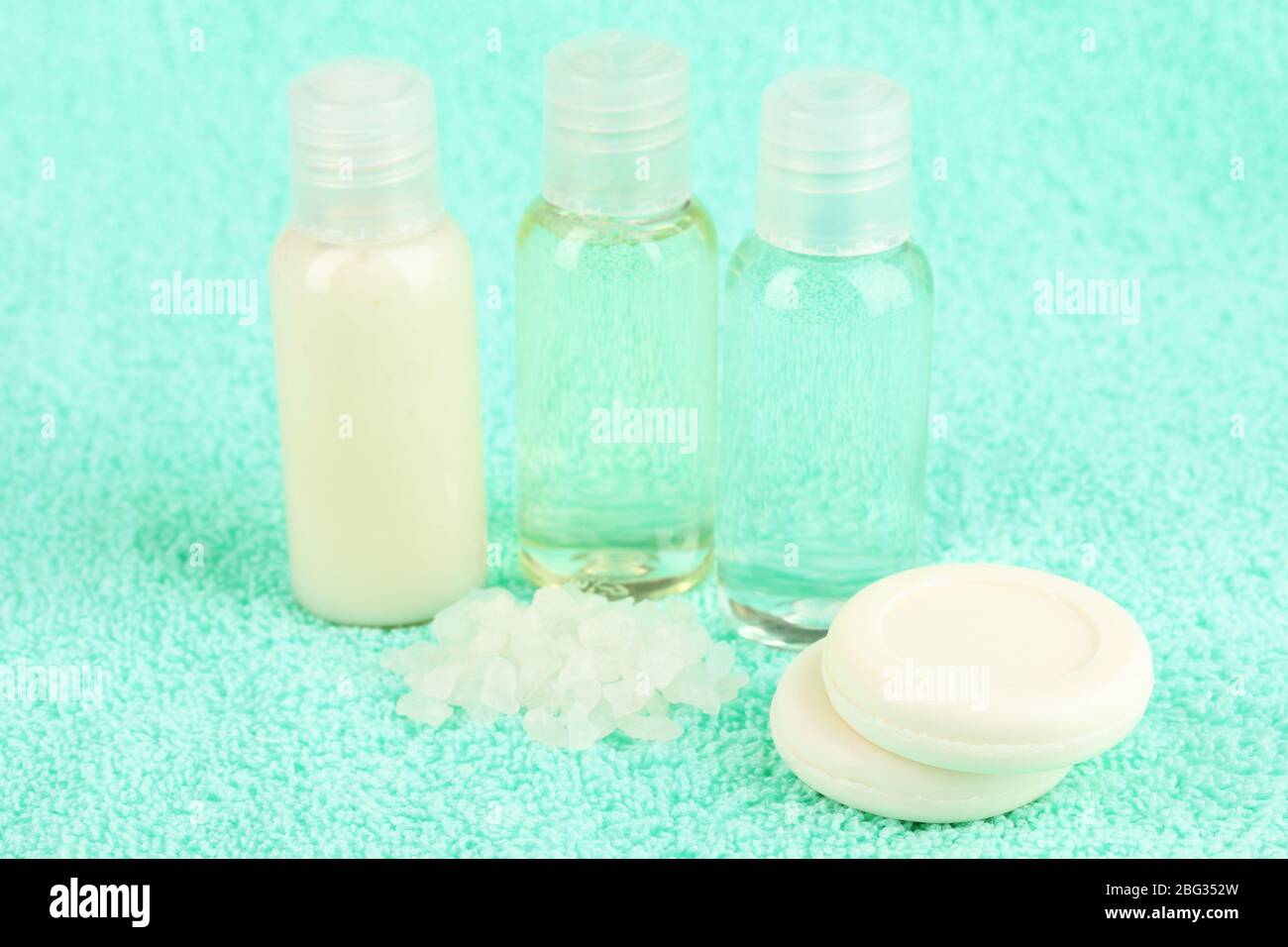 Hotel-Ausstattung-Set auf Handtuch Stockfoto