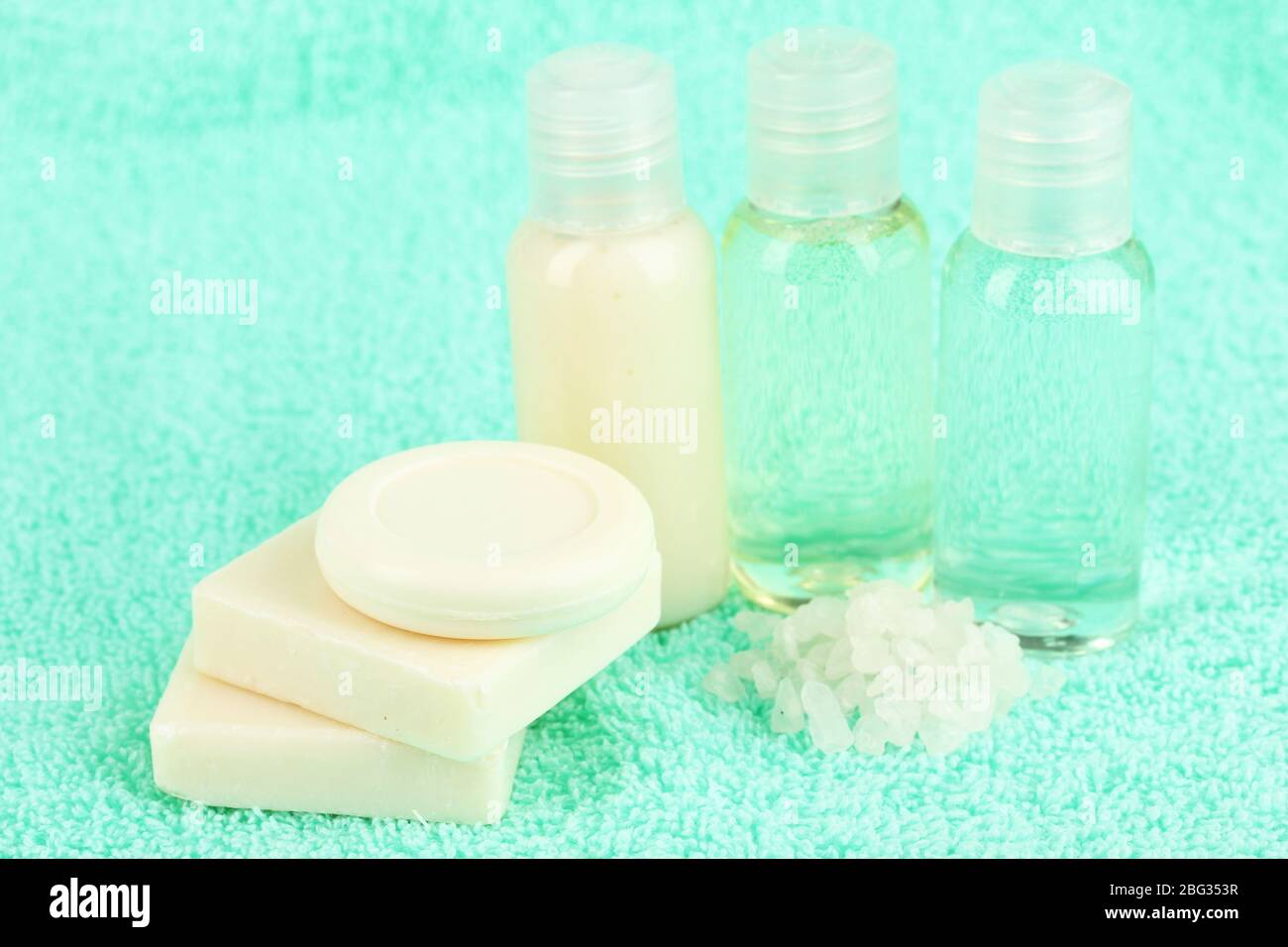 Hotel-Ausstattung-Set auf Handtuch Stockfoto