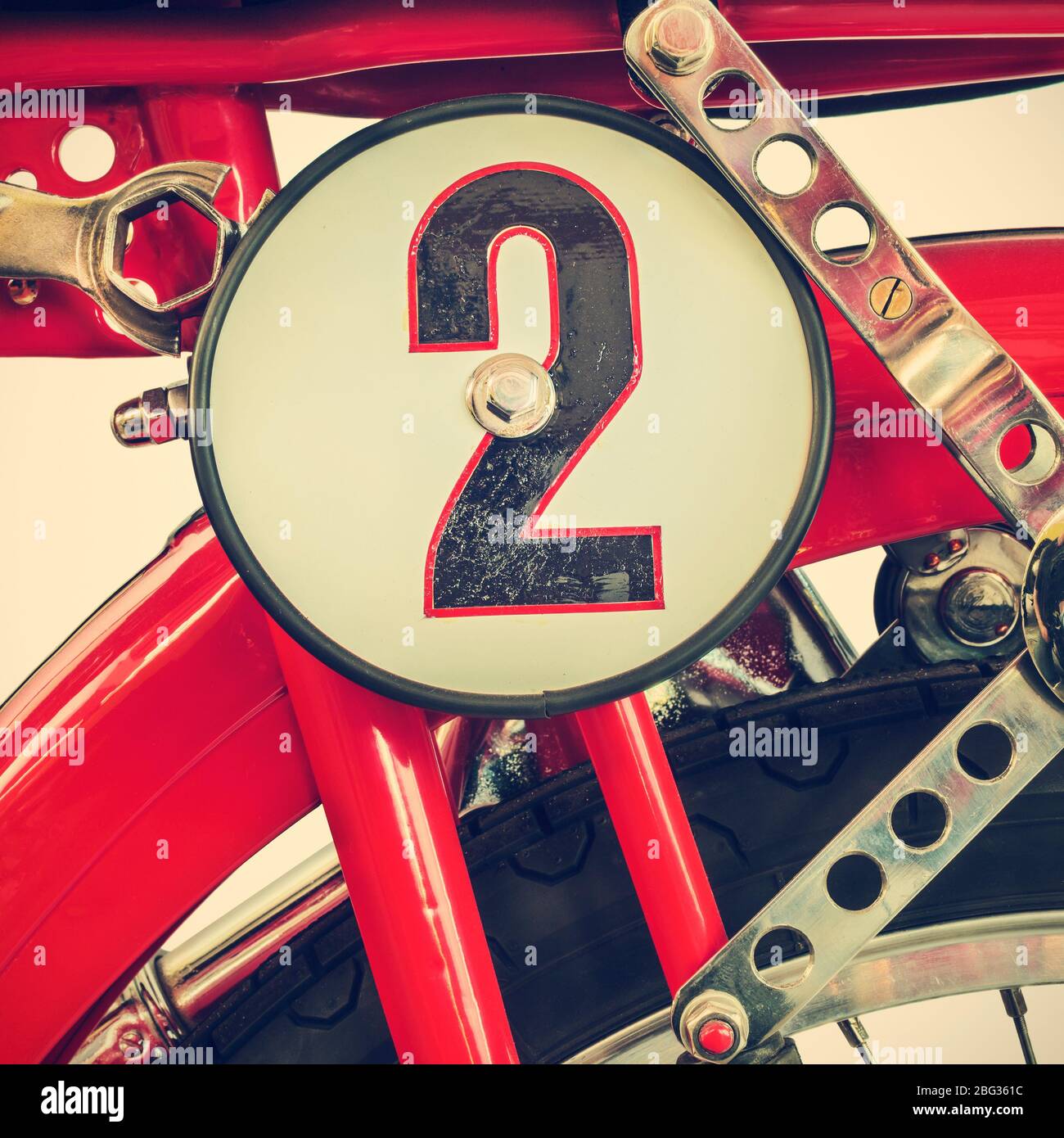 Das im Retro-Stil gestaltete Bild der Motordetails eines restaurierten italienischen Motorrads Stockfoto