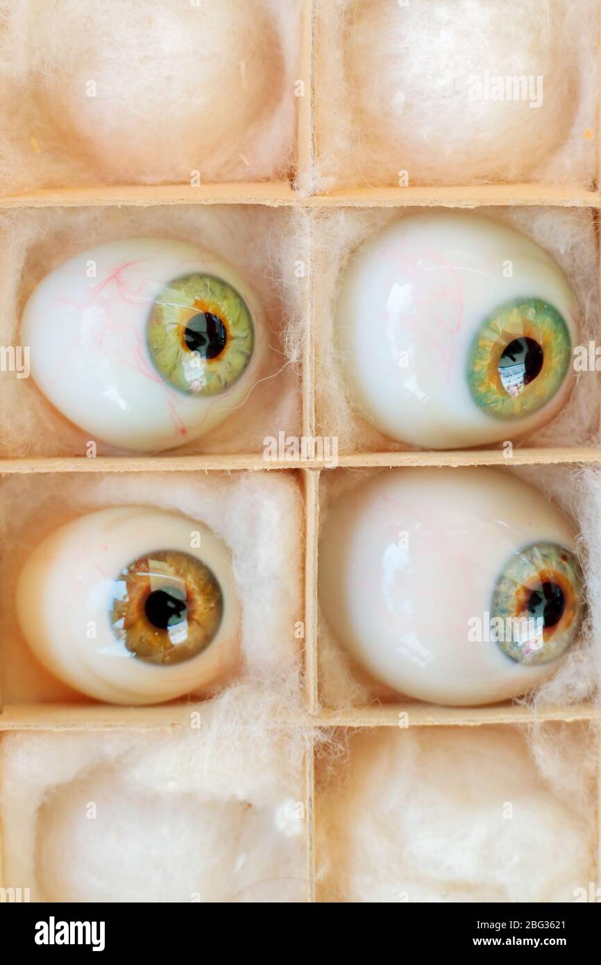 Set aus vier Vintage-künstlichen Augen in einer Box Stockfoto