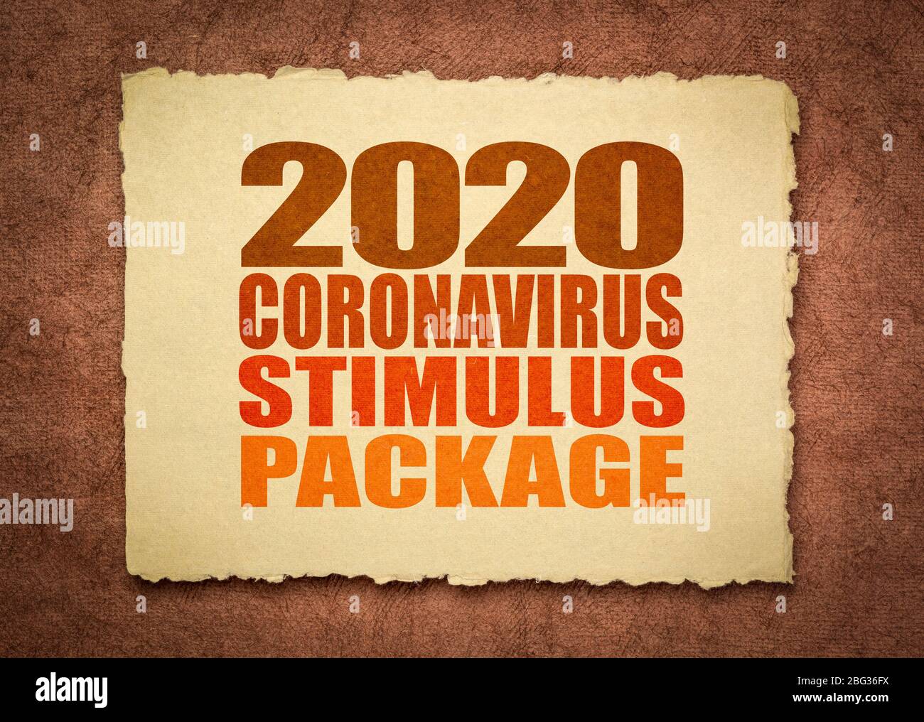 2020 Coronavirus Stimulus Paket Wort Zusammenfassung auf einem handgefertigten Lappen Papier, Relief Rechnung während Covid-19 Pandemie und Rezession Stockfoto