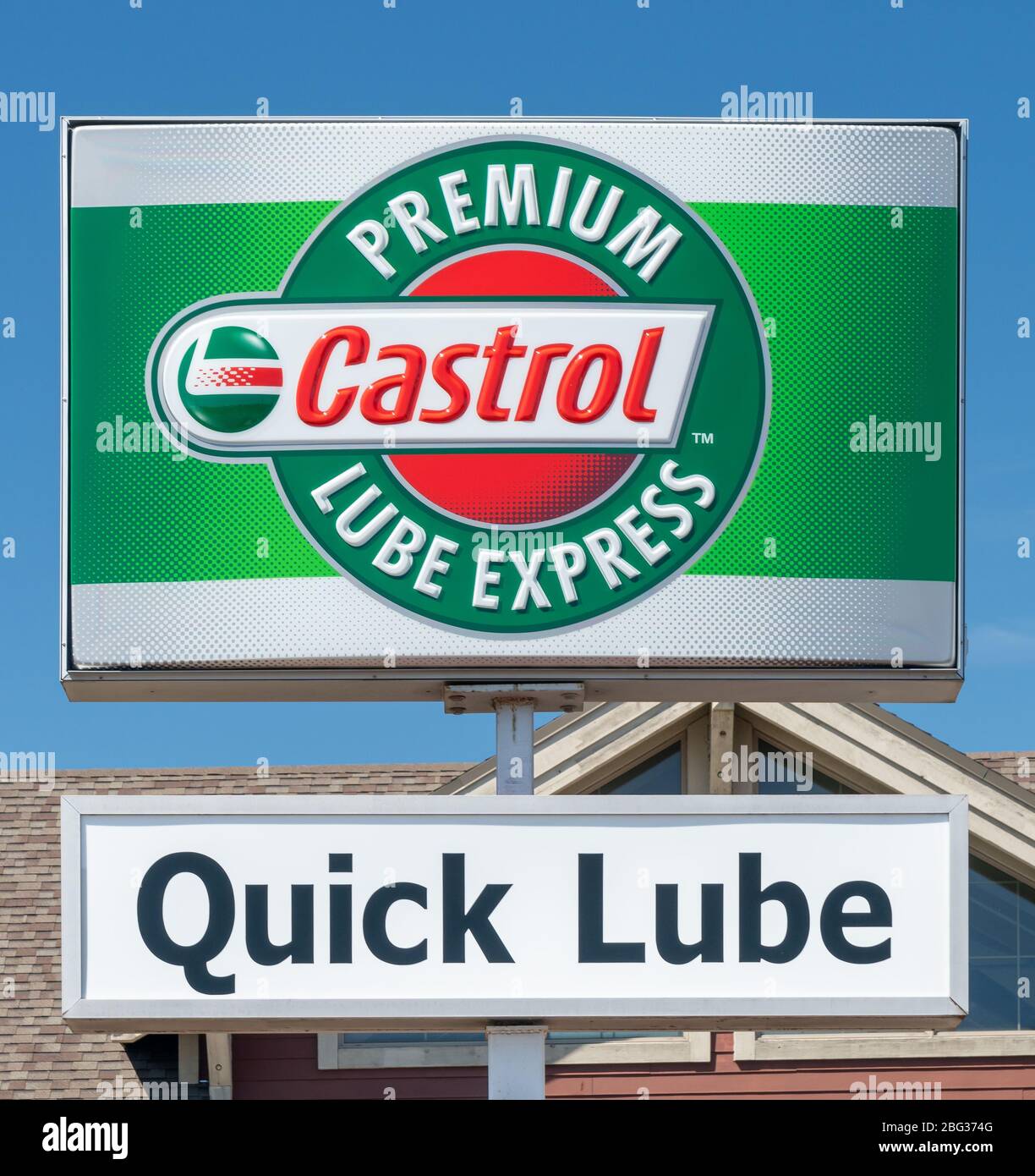 NORTHFIELD, MN/USA - 18. APRIL 2020: Castrol Premium Lube Express Exterieur und Markenlogo. Stockfoto