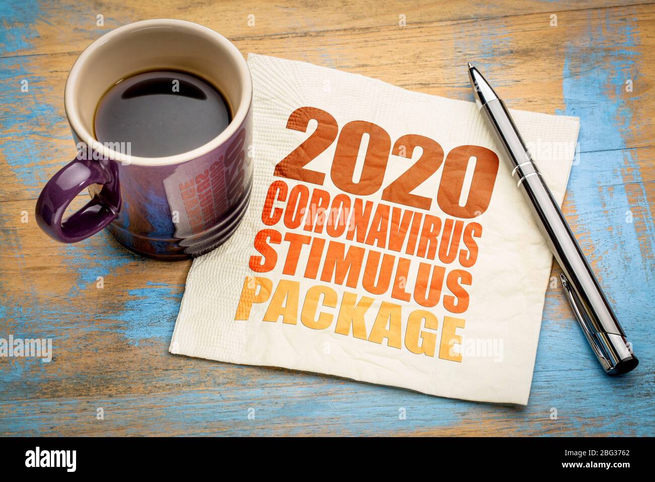 2020 Coronavirus Stimulus Paket Wort abstrakt auf einer Serviette mit einer Tasse Kaffee, Entlastungsgesetz während Covid-19 Pandemie und Rezession Stockfoto