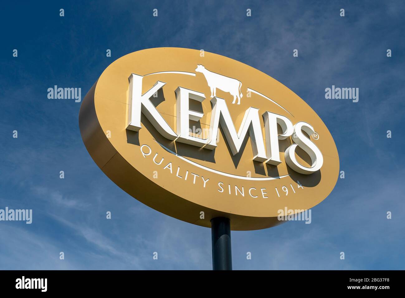 FARMINGTON, MN/USA - 18. APRIL 2020: KEMPS Creamery Außenschild und Markenlogo. Stockfoto