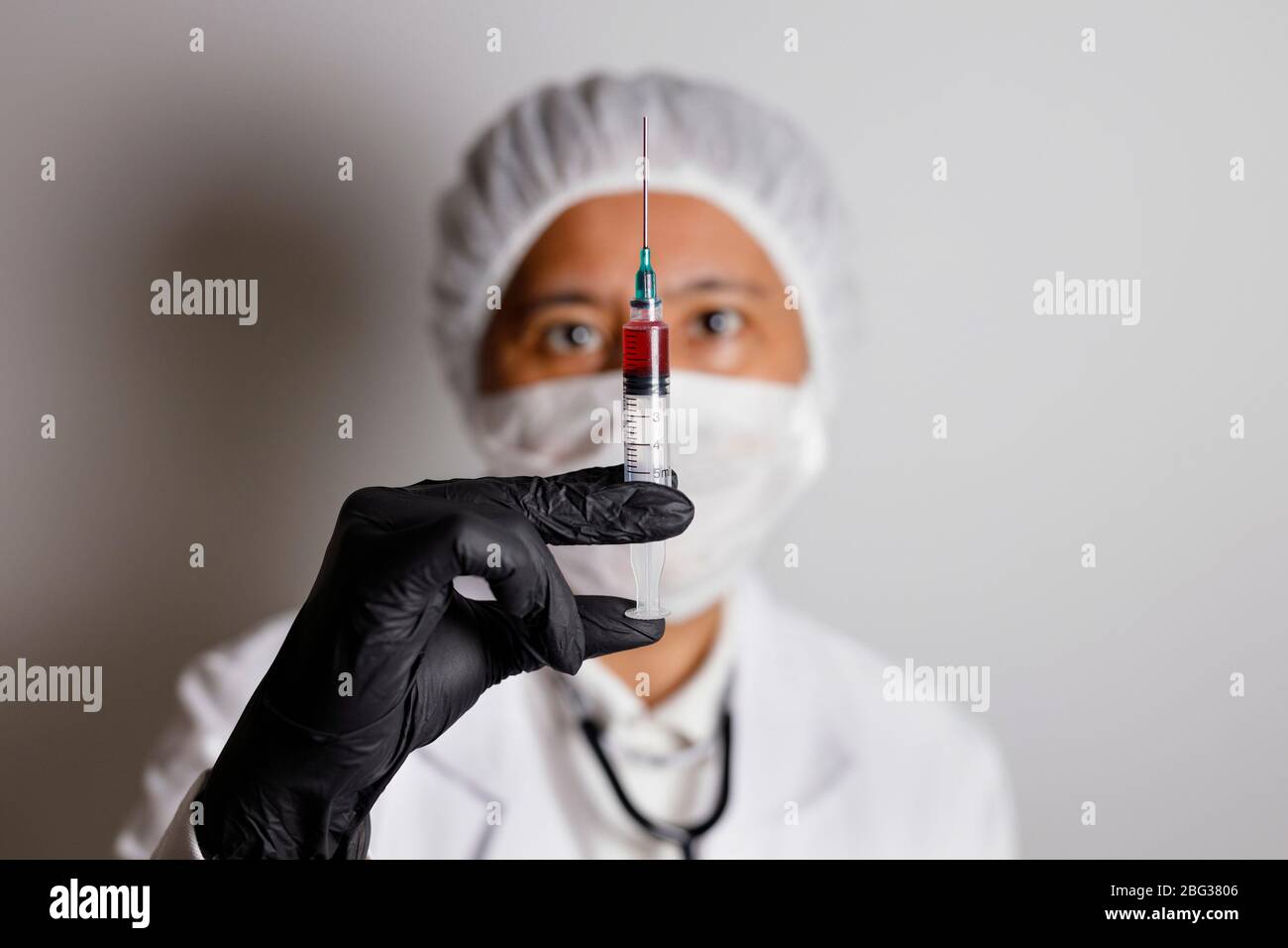 Nürnberg, Deutschland. April 2020. Ein Virologe posiert mit einer Spritze gegen das Corona-Virus (Symbolfoto mit Modell).Verwendung weltweit Quelle: dpa/Alamy Live News Stockfoto