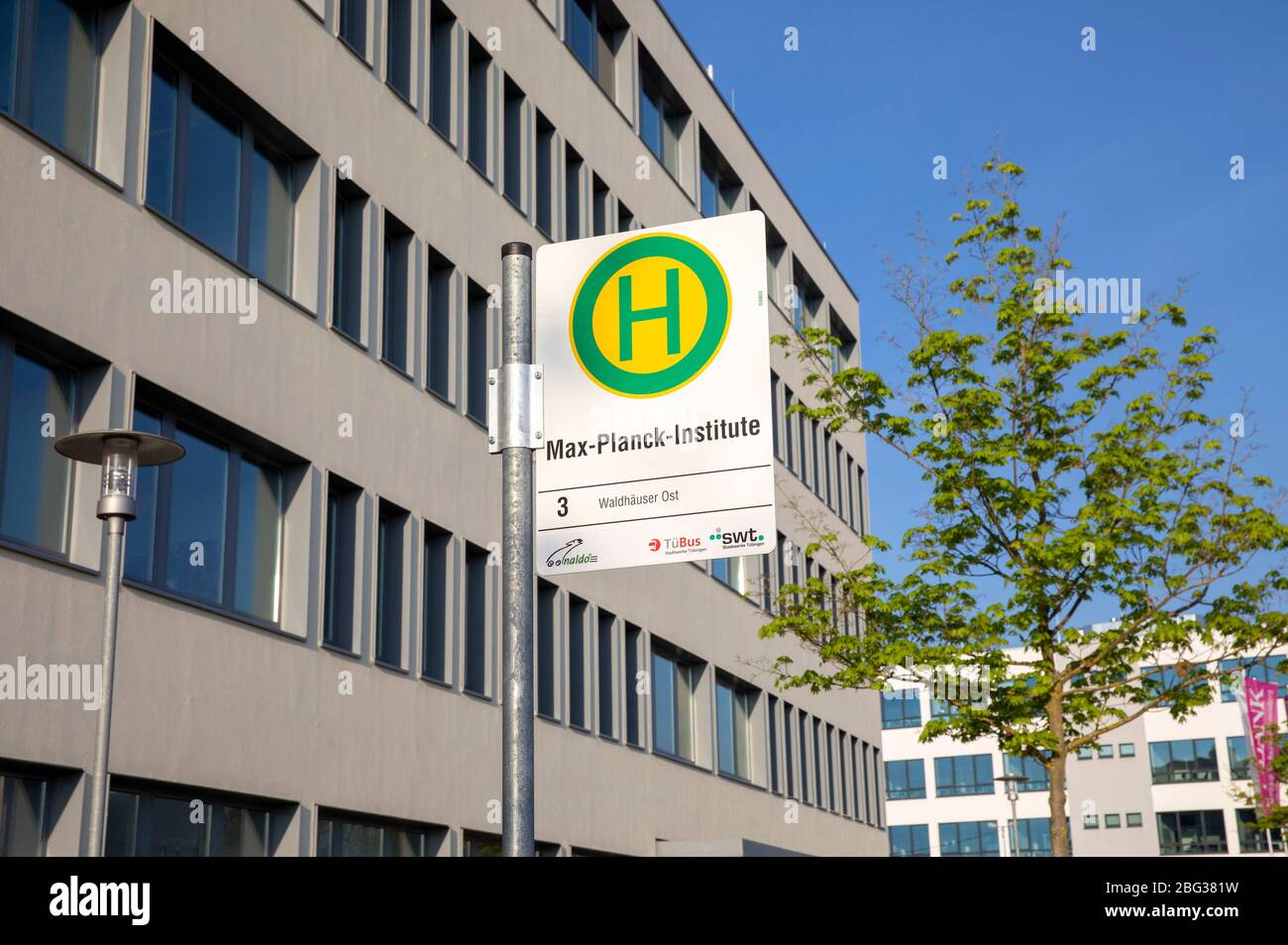 Tübingen, Deutschland. April 2020. Max-Planck-Institut hält vor dem Altbau des Tubinger Pharmaunternehmens CureVac AG. Tübingen, 19. April 2020 Quelle: dpa/Alamy Live News Stockfoto