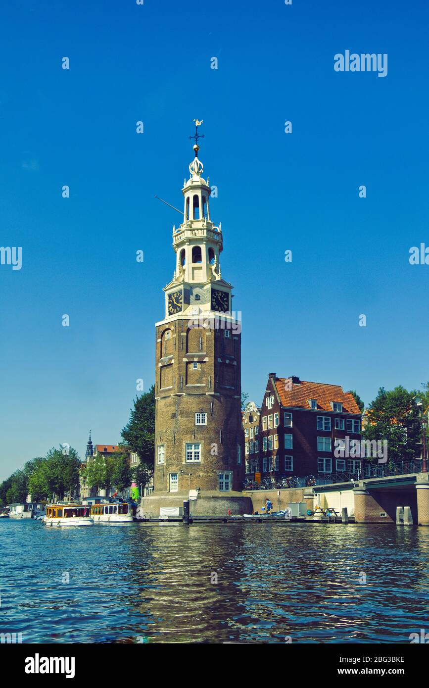 Montelbaanstoren Turm am Ufer des Oudeschans Kanal, Amsterdam, Niederlande Stockfoto