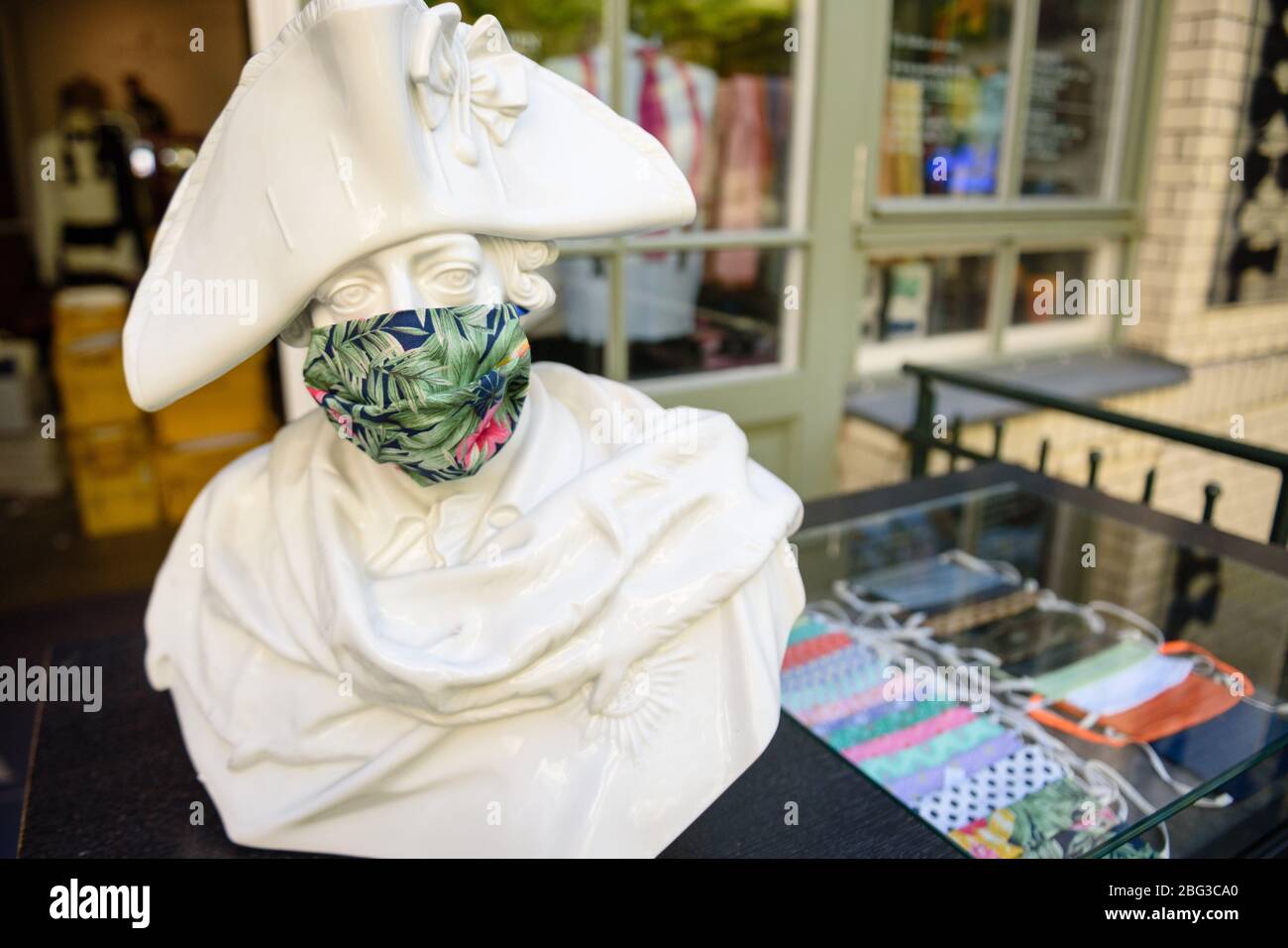 20. April 2020: Vor der Herstellung der Luxuskrawatte 'Auerbach' im  Hackesche HÃ¶fe in Berlin Mitte ist eine preußische Büste mit Mundschutz  neben einer Vitrine zu sehen. Das Unternehmen produziert Mund-Nase-Masken  aus edlen