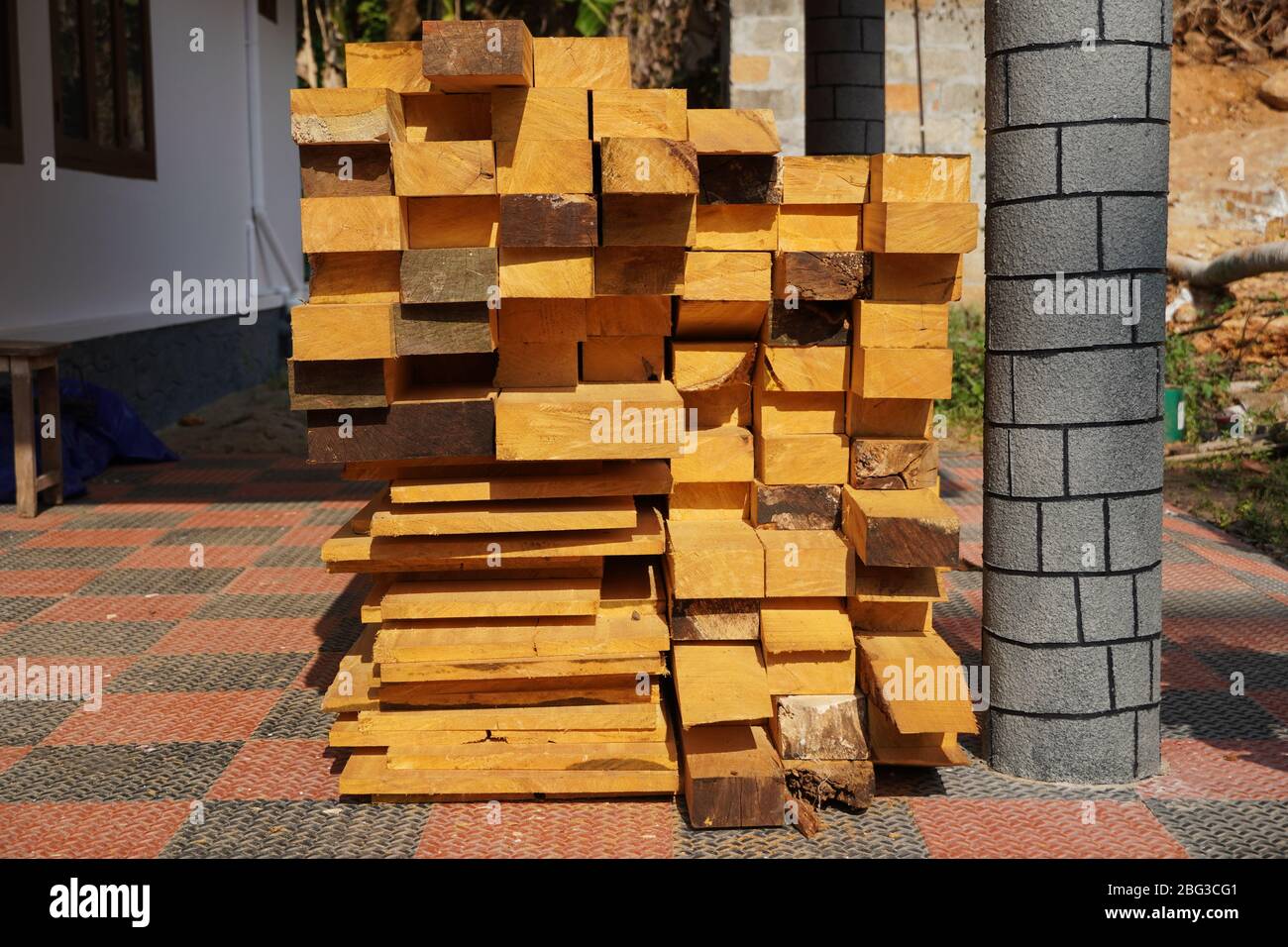 Möbel, Türen, Fensterrahmen und Tische im Werk. Holzschnitt für die Herstellung eines Türrahmens, Fensterrahmen für die Verwendung in Gebäuden, Business. Schneiden Stockfoto