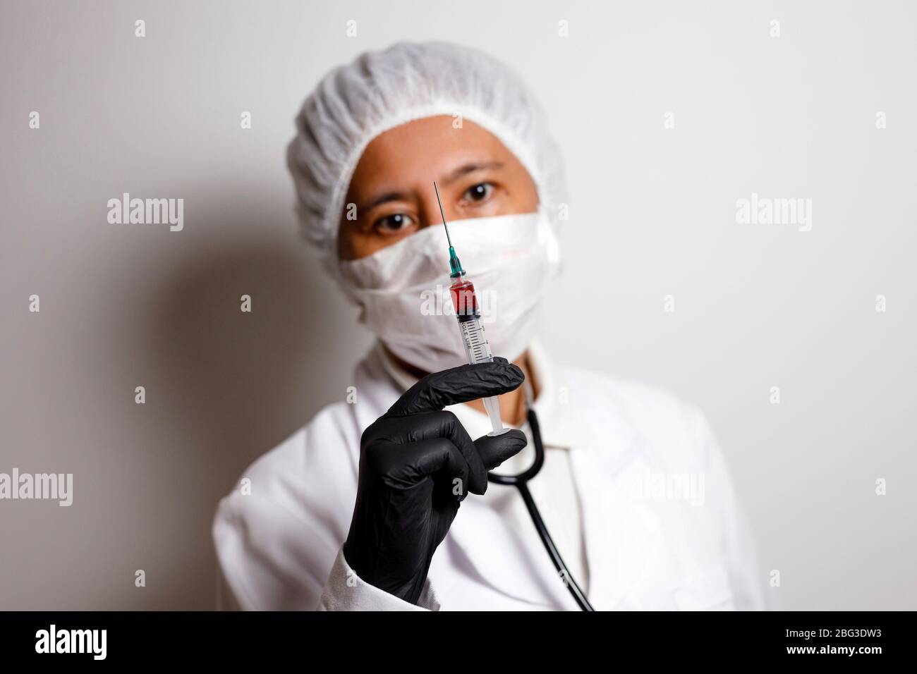 Nürnberg, Deutschland. April 2020. Ein Virologe posiert mit einer Spritze gegen das Corona-Virus (Symbolfoto mit Modell).Verwendung weltweit Quelle: dpa/Alamy Live News Stockfoto