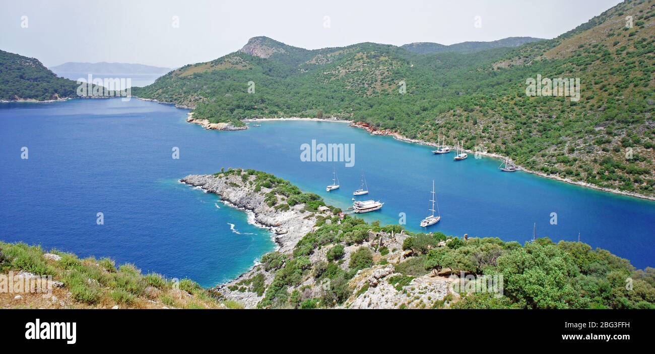 Blick von oben auf die mediterrane Küste in der Türkei, Naturlandschaft und Seenlandschaft, Urlaub im Sommerparadies Stockfoto