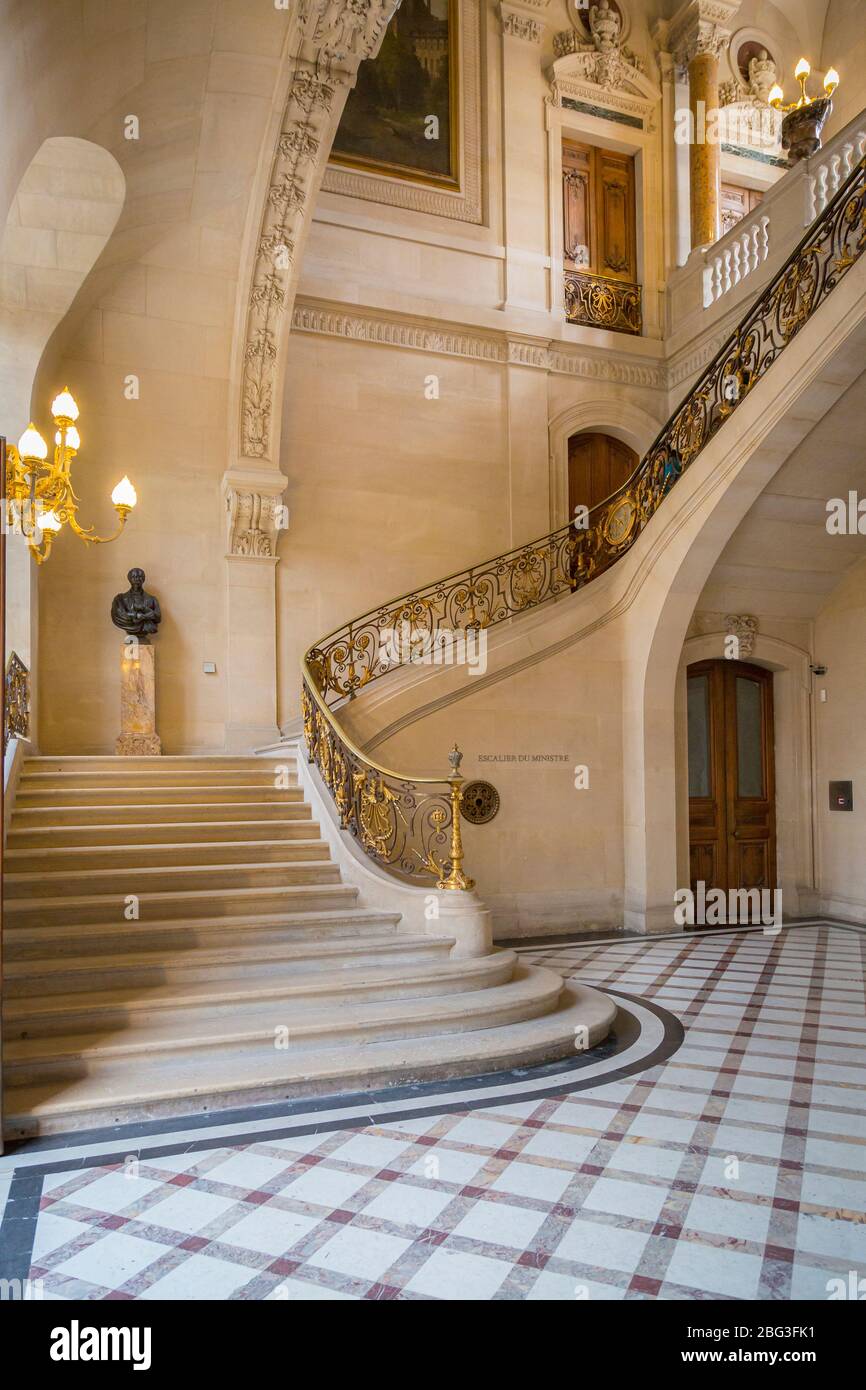 Marmortreppe im Abschnitt Richelieu des Musée du Louvre, Paris, Frankreich Stockfoto