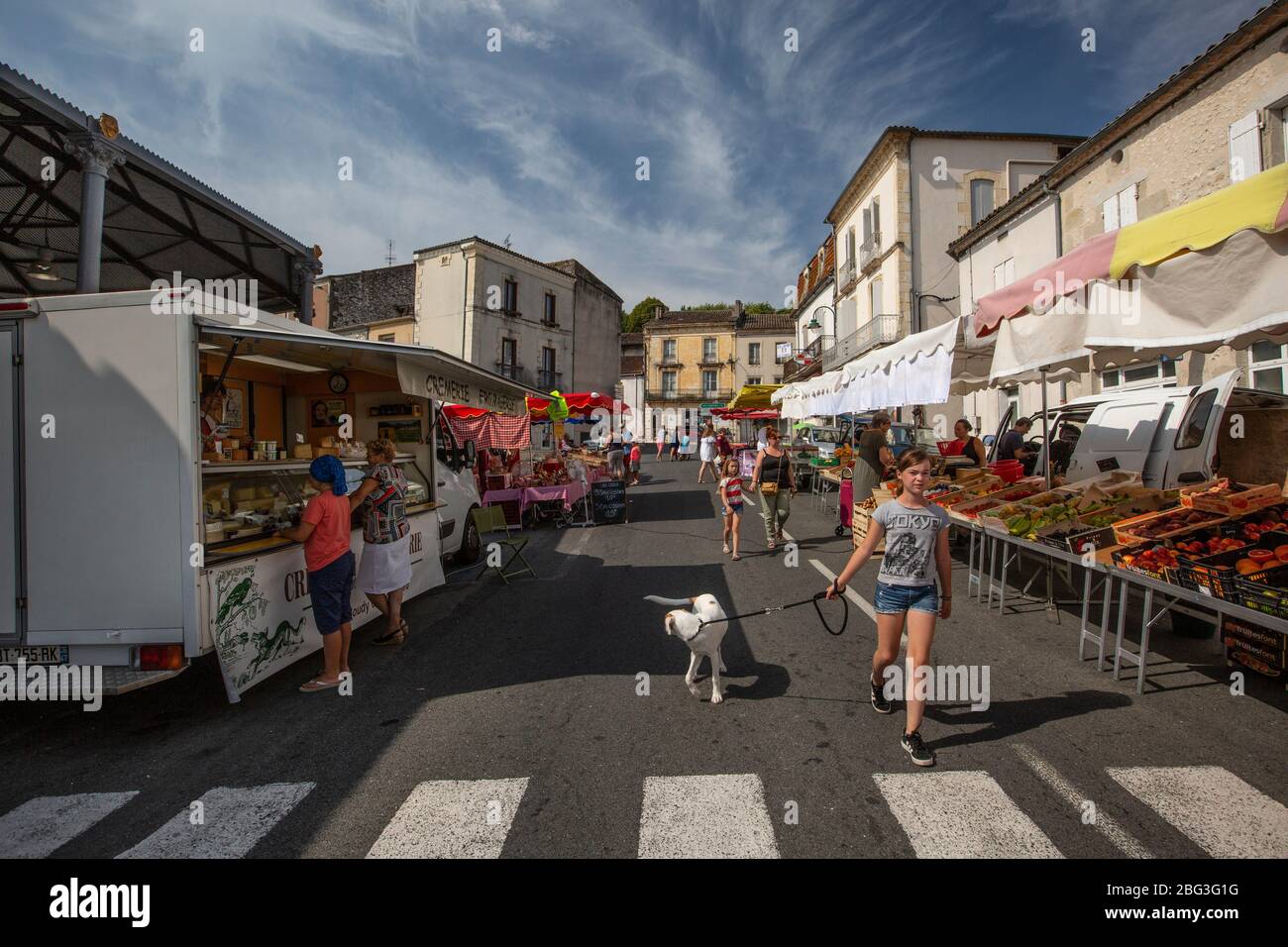Straßenmarkt in der Stadt Cancon, im Departement Lot-et-Garonne der französischen Region Aquitaine, Frankreich, Europa Stockfoto