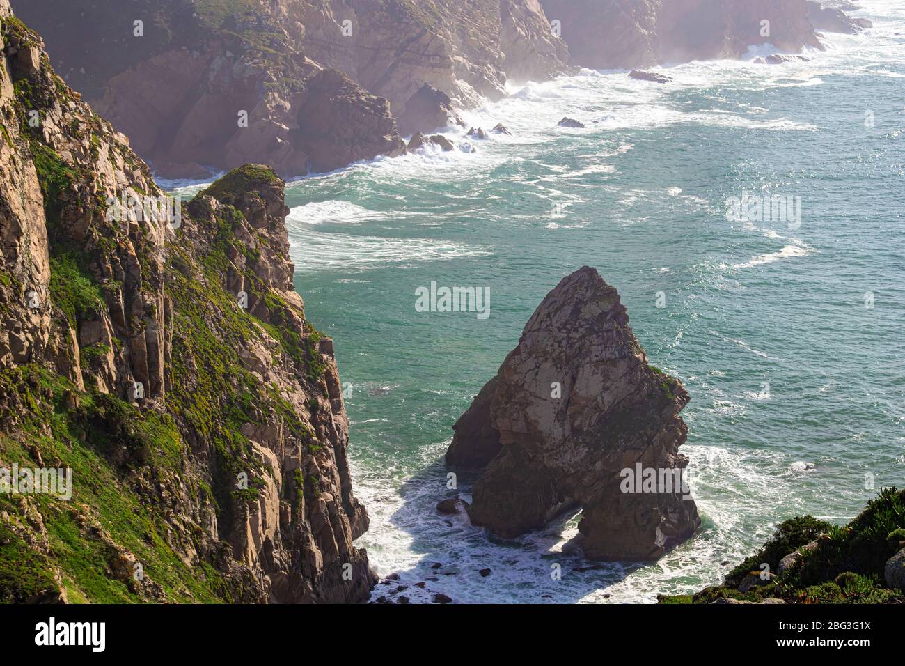 Cabo da Roca. Klippen, Felsen, Wellen und Wolken an der Atlantikküste in Sintra, Portugal Stockfoto