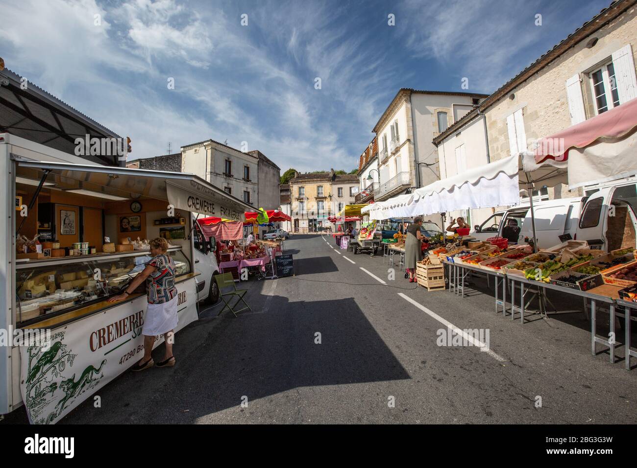 Straßenmarkt in der Stadt Cancon, im Departement Lot-et-Garonne der französischen Region Aquitaine, Frankreich, Europa Stockfoto