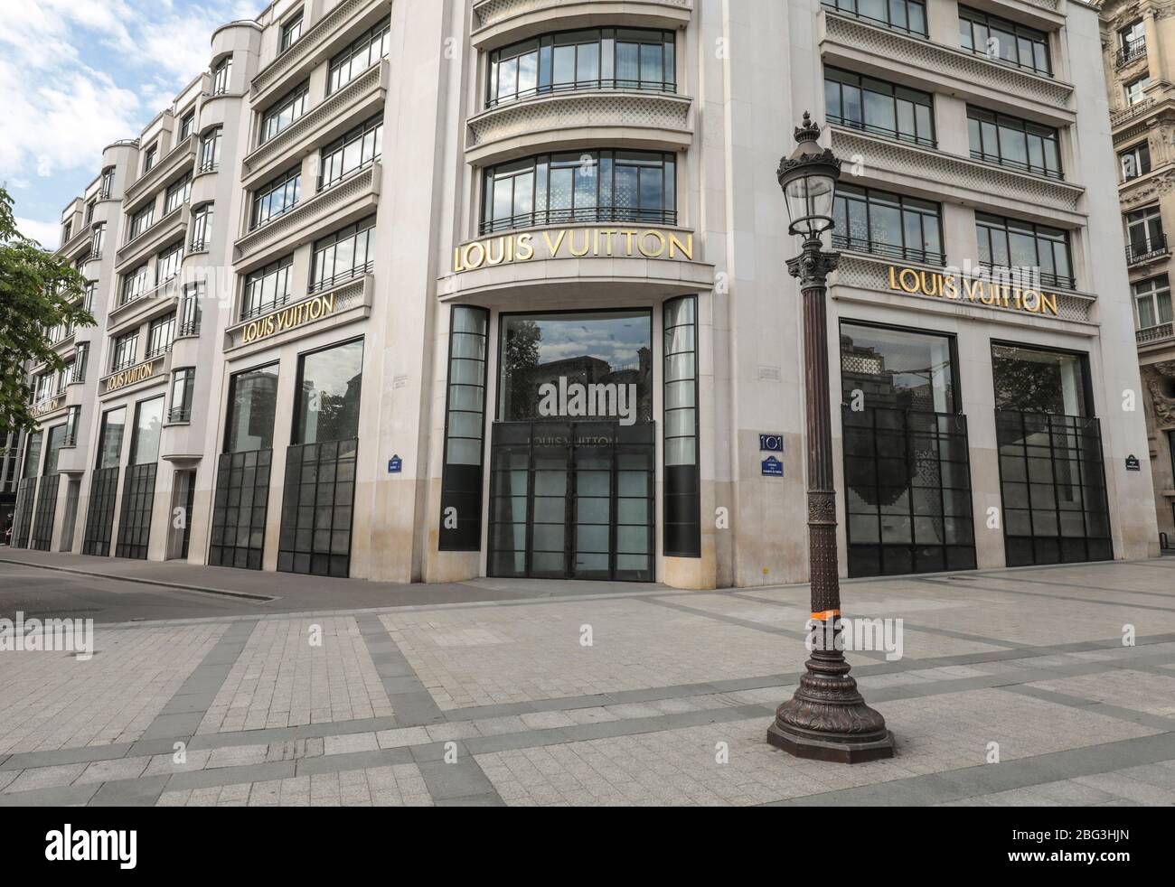 LOUIS VUITTON FLAGSHIP STORE PARIS VORÜBERGEHEND GESCHLOSSEN Stockfoto