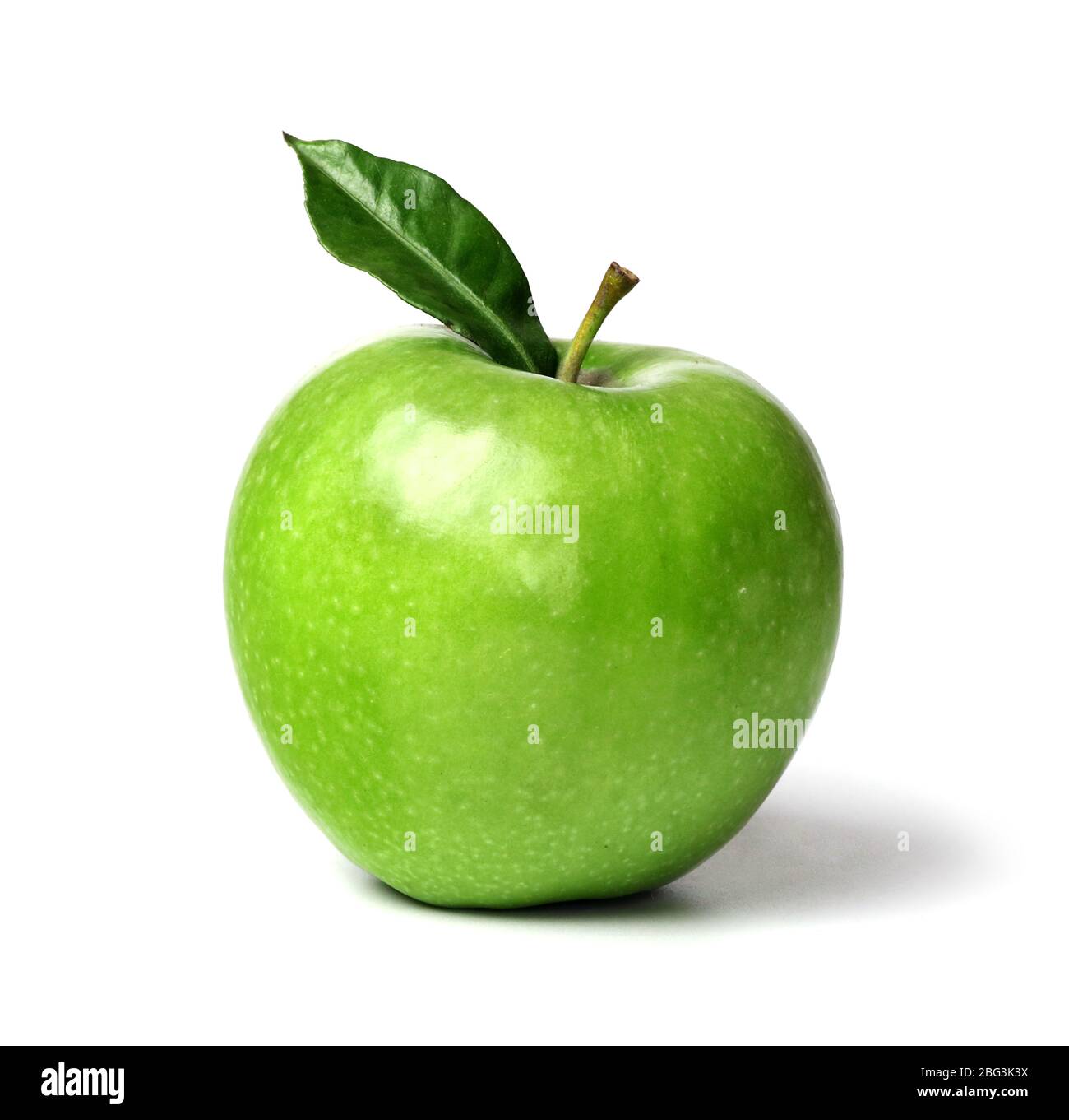 Grüner reifer Apfel mit grünen Blättern auf weißem Hintergrund isoliert Stockfoto