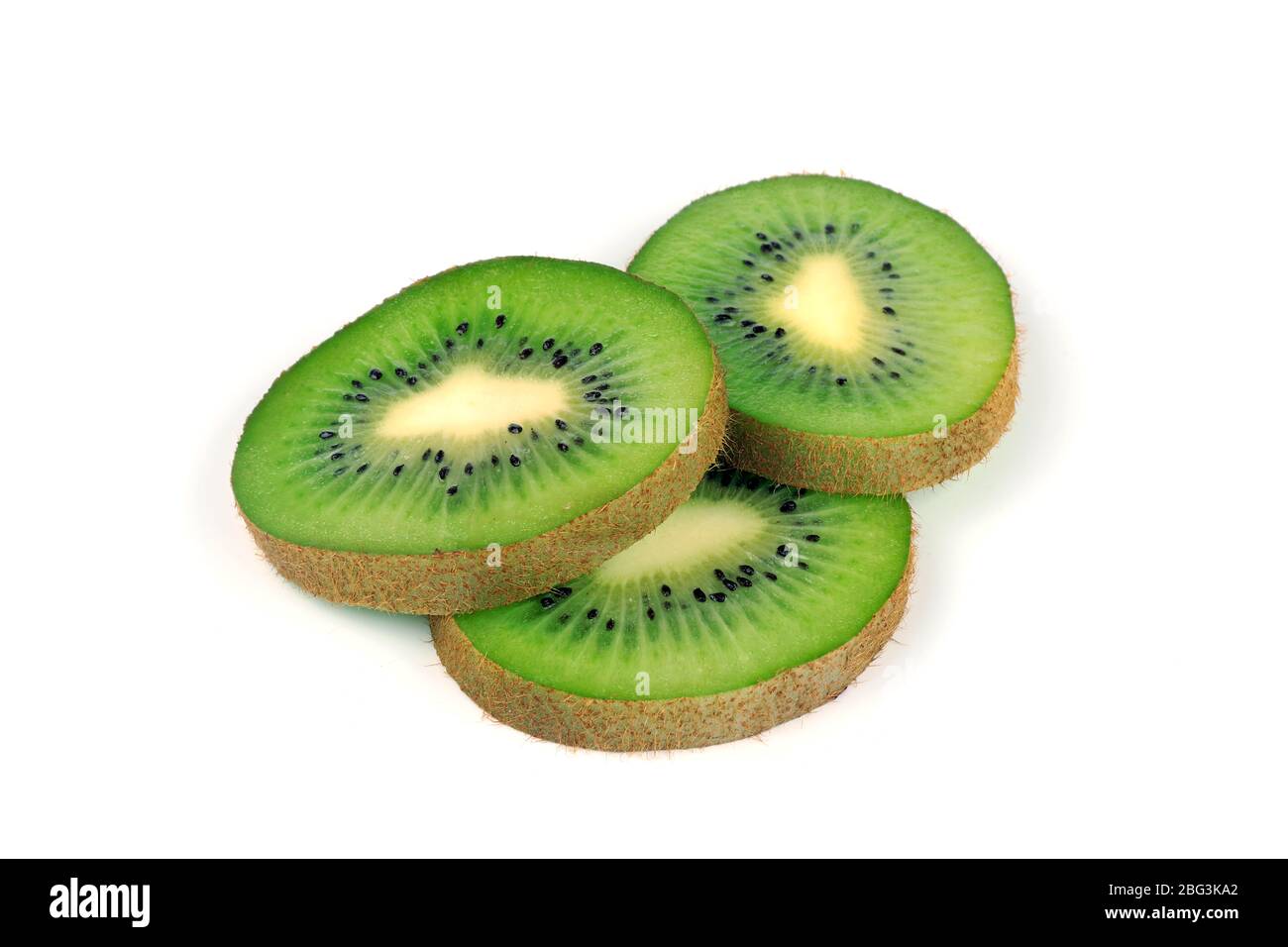 In Scheiben geschnittene Kiwis auf weißem Hintergrund Stockfoto