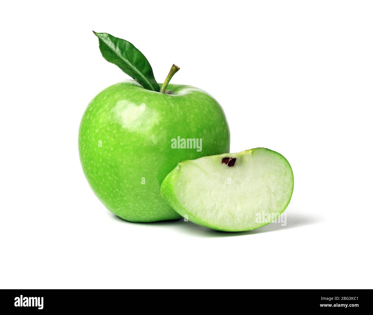 Grüner reifer Apfel mit grünem Blatt und Scheibe isoliert auf weißem Hintergrund Stockfoto
