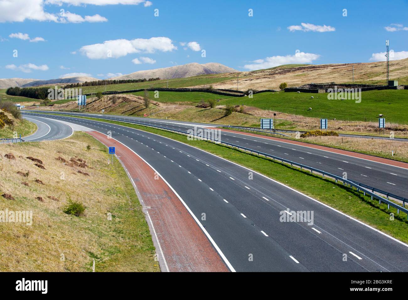 Die Autobahn M6 in der Nähe von Sedbergh in Cumbria, Großbritannien, verlassene mitten am Tag während der Covid19-Sperre. Stockfoto